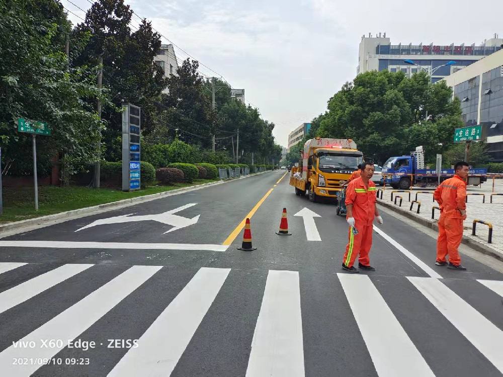 市政道路(lù)劃線的标準是根據道路(lù)的功能和交通管控需求來(lái)确定的